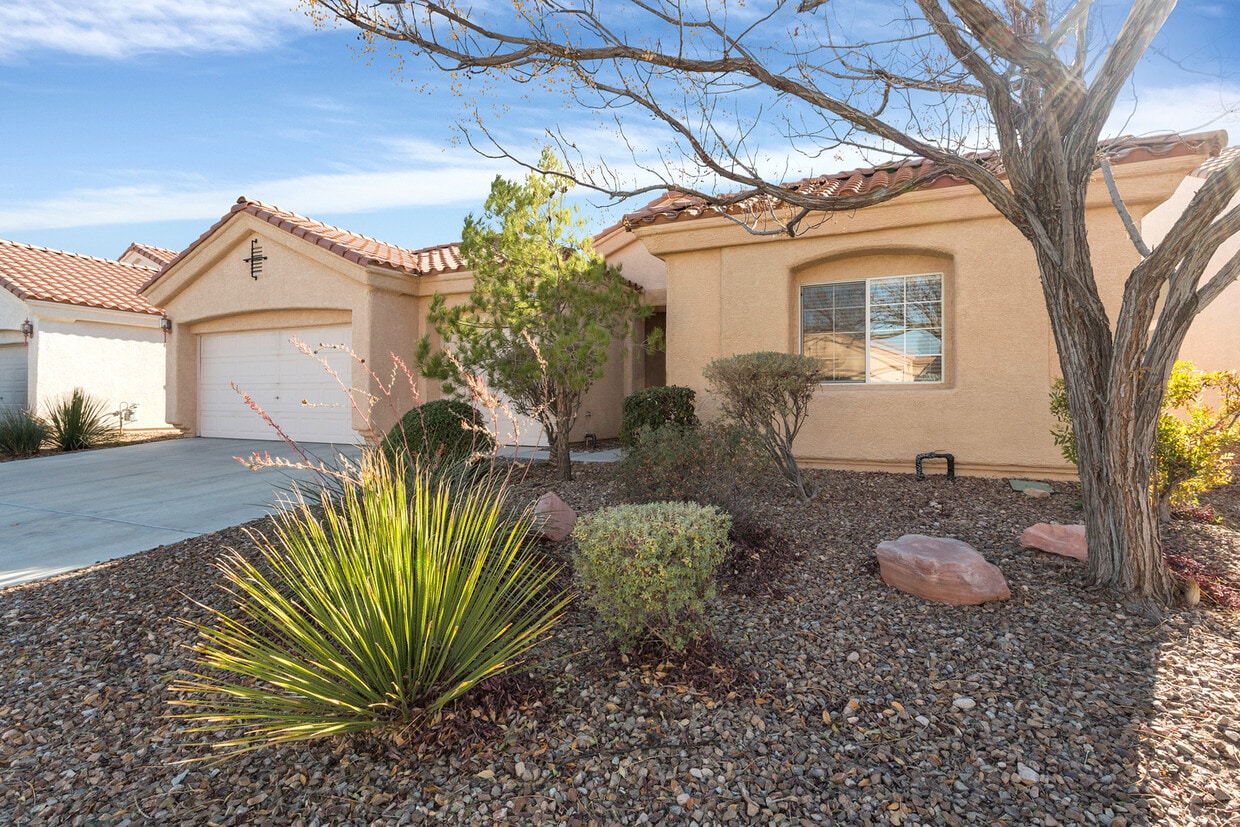 Primary Photo - 4 Bedroom Single Story in Southern Highlan...