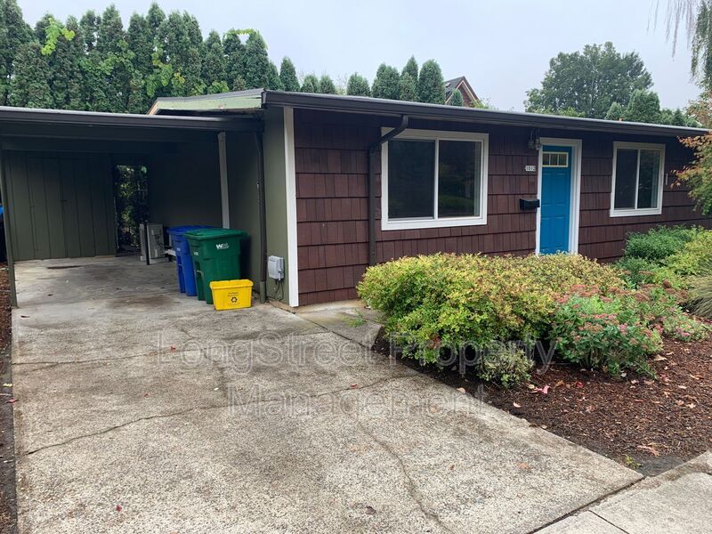 Foto principal - 1012 NE Skidmore St