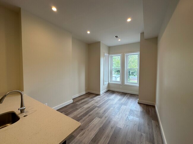 Building Photo - 507 Seward Sq SE