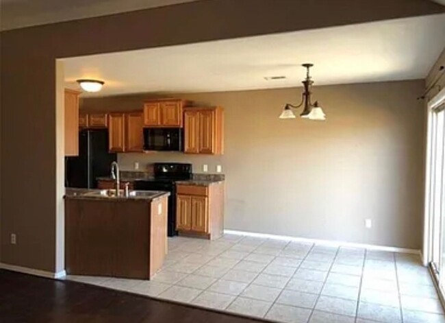 Building Photo - Available for Move-in June 1st! Charming 3...