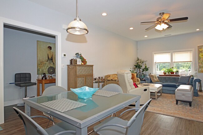 Building Photo - 719 Danbury Rd