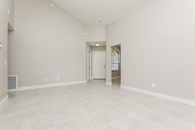 Building Photo - 173 Lakeside Cir