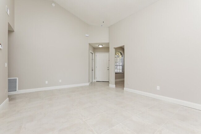 Foto del edificio - 173 Lakeside Cir