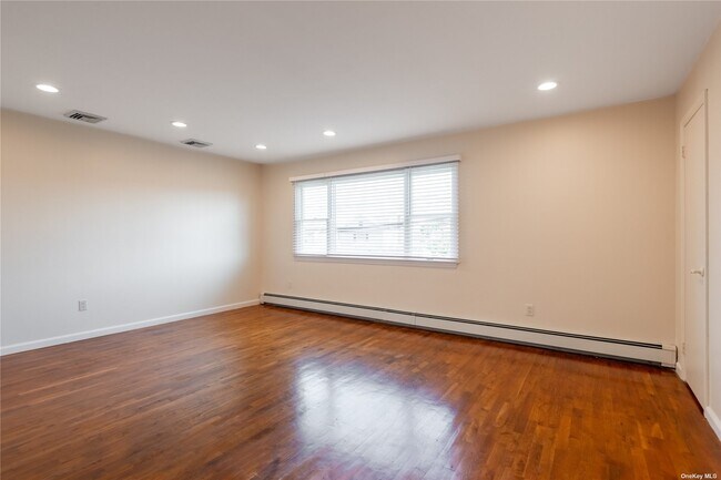 Building Photo - 171 Roslyn Rd
