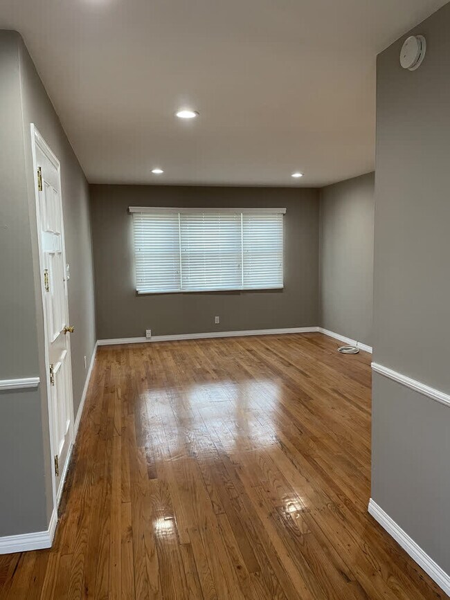 Living Room - 10045 S Wilton Plz
