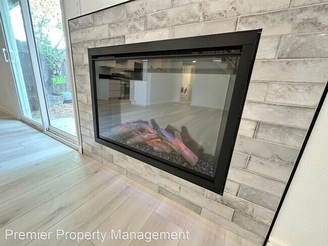 Foto del edificio - 2 br, 2 bath House - 6019 OGDEN NASH