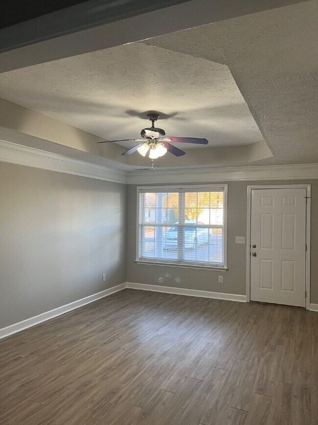 Foto del edificio - 3241 Hardwood Dr