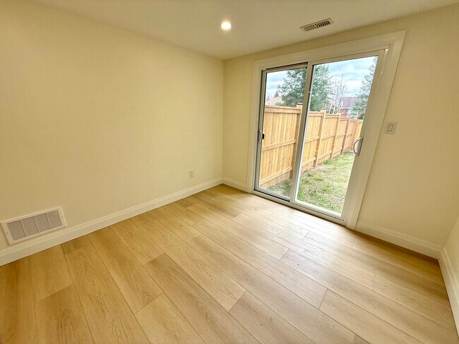 Building Photo - 25 Meadowbrook Crescent