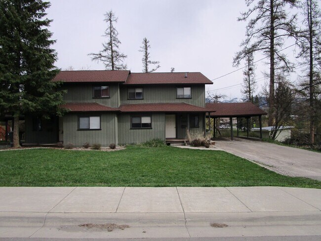 Building Photo - 3 Bedroom Duplex on the River!