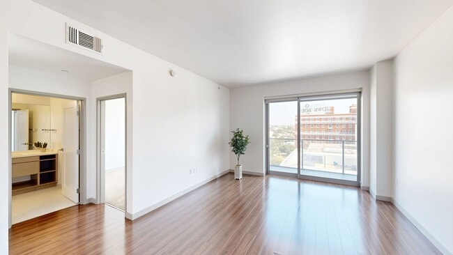 Interior Photo - 3033 Wilshire