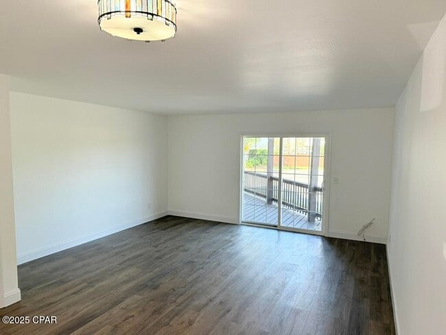 Building Photo - 401 E Beach Dr