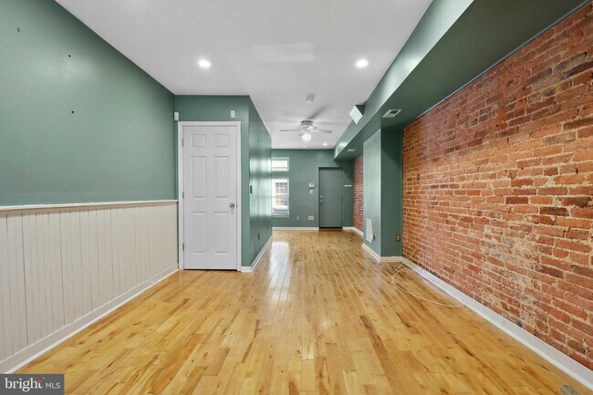 Building Photo - 516 S Rose St