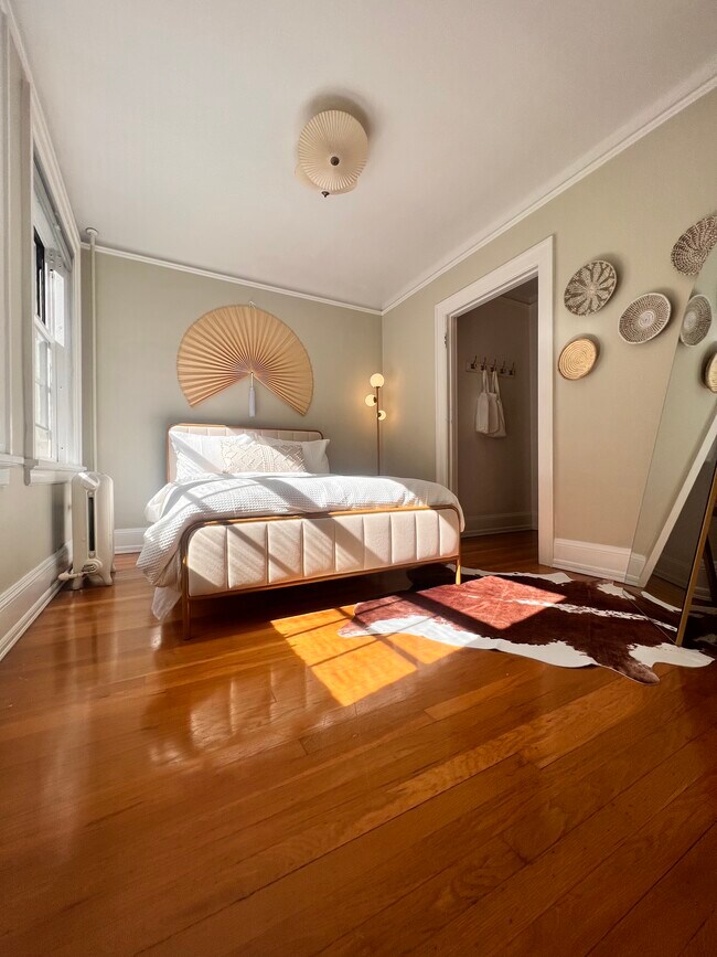 Large windows provide great light and air flow - 321 Boylston Ave E