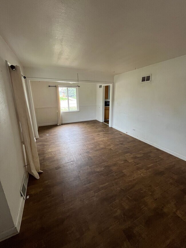 Foto del edificio - 3 Bedroom 1 Bathroom Ranch in East Denver!