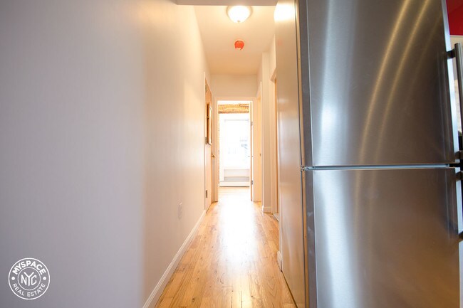 Building Photo - 87 Clay St