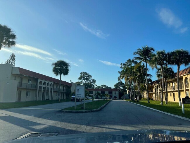 Foto del edificio - 6054 Forest Hill Blvd