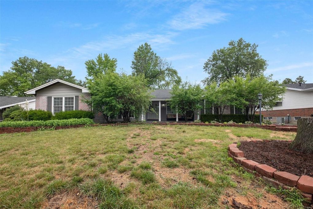 3925 Woodcrest Dr, Florissant, MO 63033 House Rental in Florissant