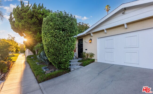 Foto del edificio - 4867 Finley Ave