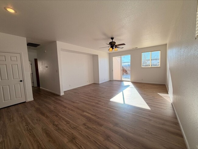 Foto del edificio - Newly Renovated 3 Bedroom with a 3 Car Garage