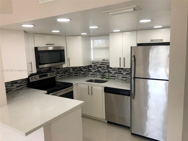 Foto del edificio - 8290 Lake Dr