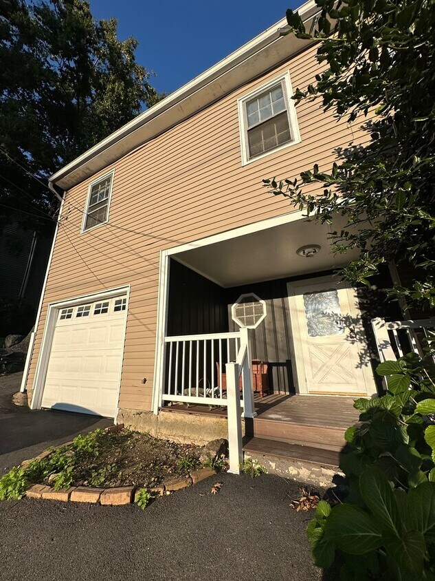 Primary Photo - Charming 3 Bed with 2 Baths