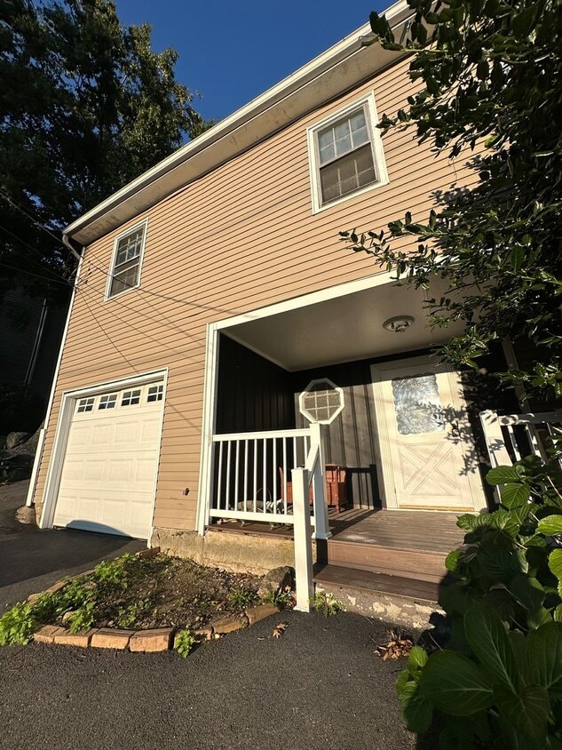 Charming 3 Bed with 2 Baths - Charming 3 Bed with 2 Baths