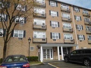 Building Photo - 2 Consulate Dr