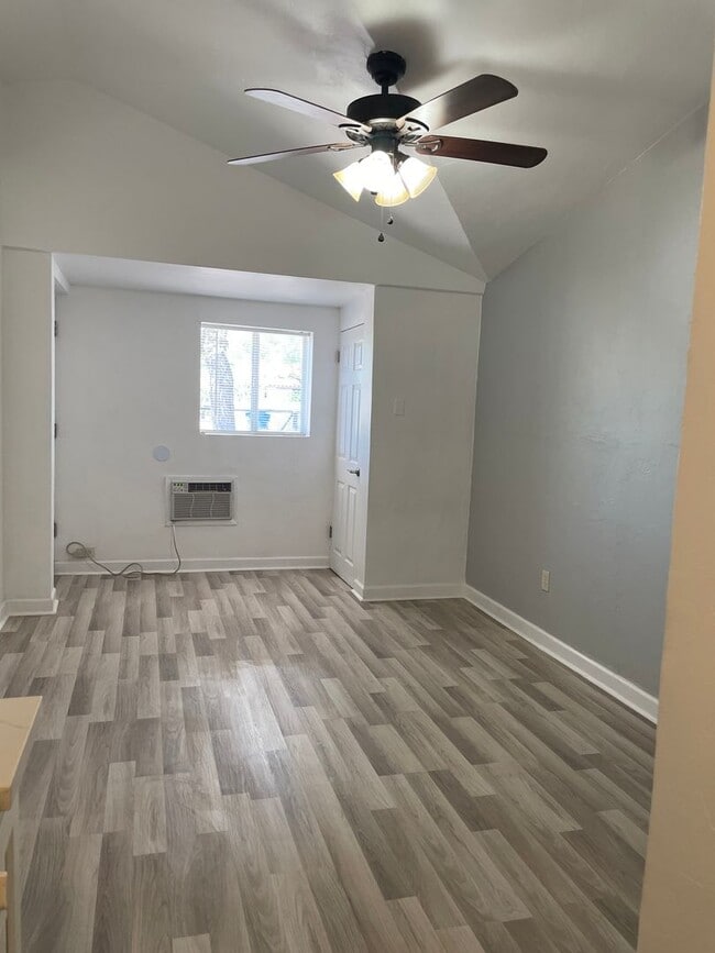 Building Photo - Charming Studio Near the University of Ari...