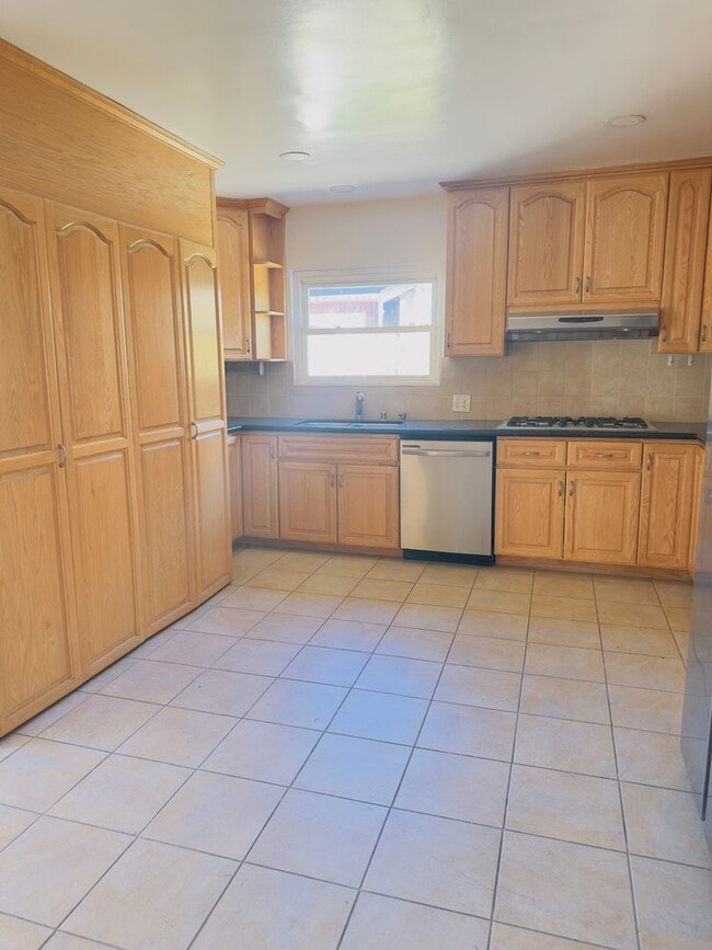 Foto del edificio - 3-Bedroom Home with Paid Solar & Bonus Outdoor Space in Northridge