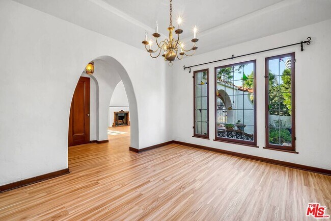 Foto del edificio - 10630 Wellworth Ave