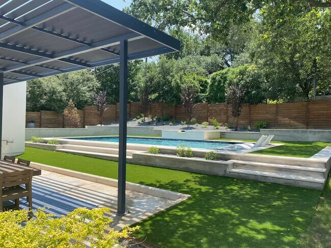 Foto del edificio - 2109 Barton Hills Dr