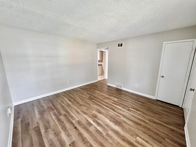 Foto del edificio - 5151 Corkwood Dr