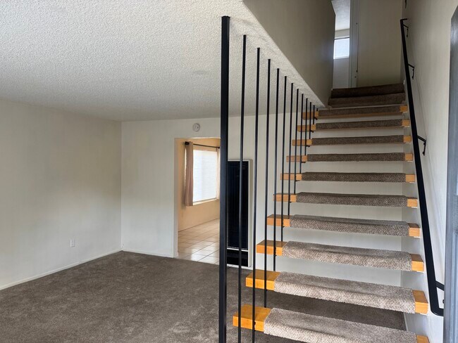 sala de estar/escaleras - 2014 Nelson Ave