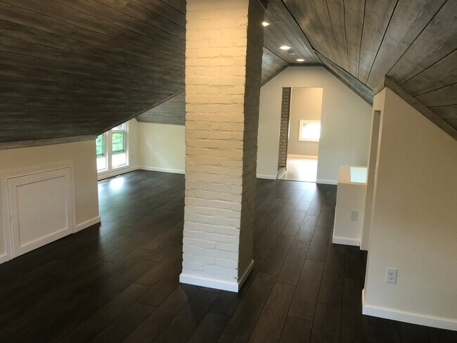 Top floor bedroom suite - 1844 Hamline Ave N