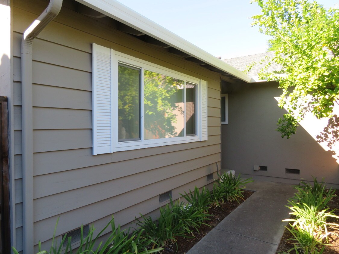 Primary Photo - 917 Henderson Ave