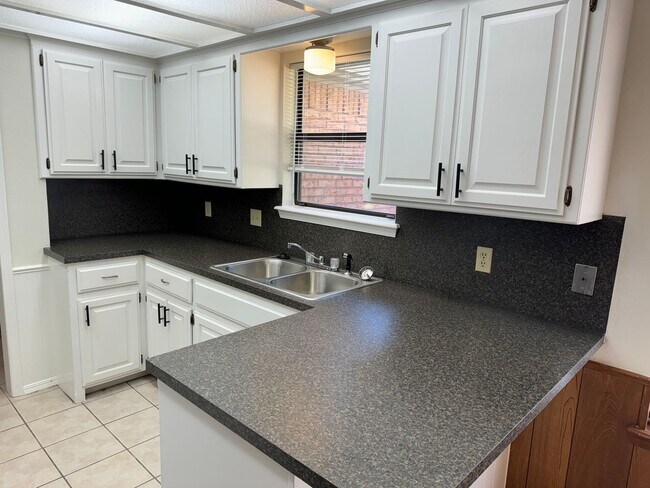 Building Photo - 3 bed 2 bath in Norman, West side, close t...
