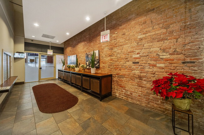 Foto del edificio - 1631 S Michigan Ave