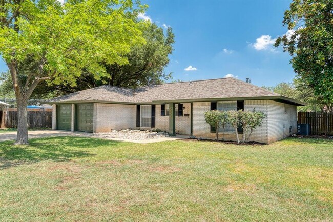 Foto del edificio - 2306 Berry Hill Cir