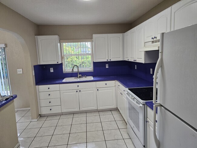 Building Photo - 891 NW 34th Way