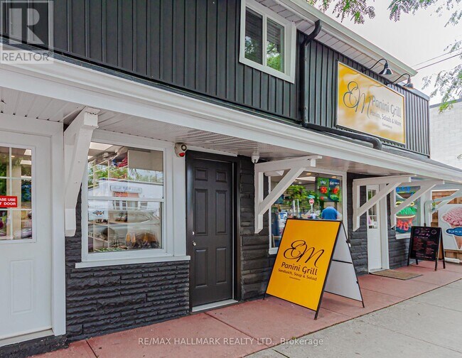 Photo du bâtiment - 930 Lake Dr E