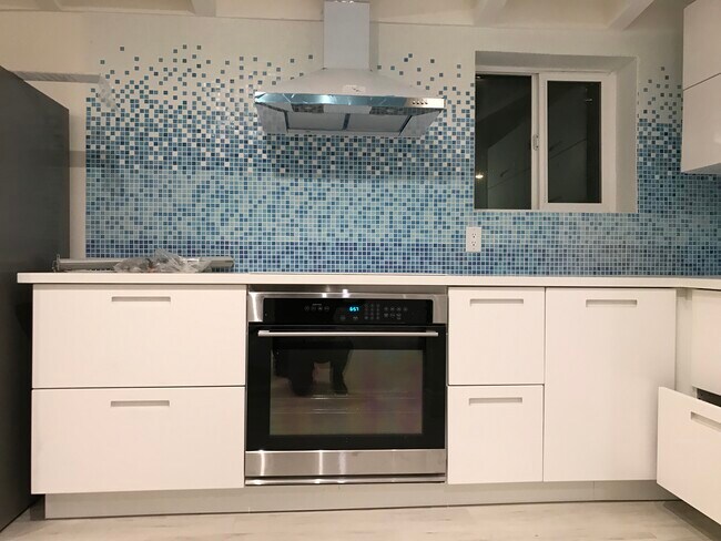 kitchen - 3820 The Strand