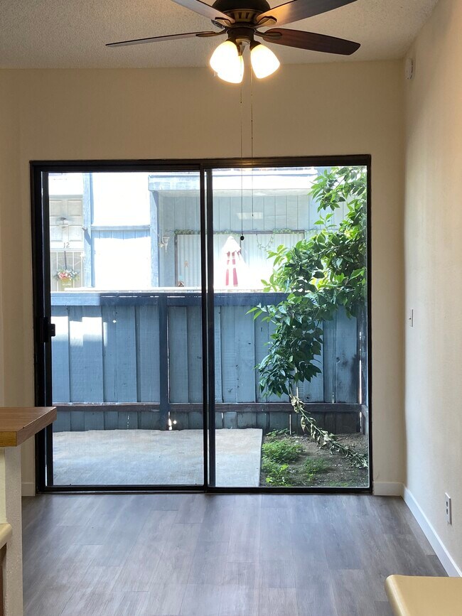 Foto del edificio - 14520 Plummer St