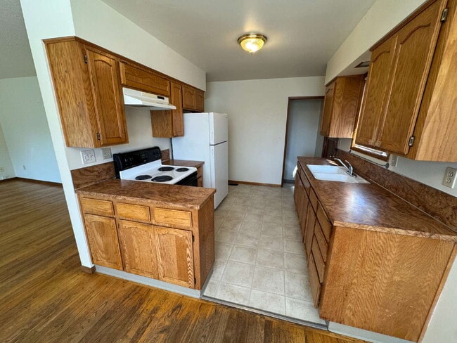 Building Photo - Three Bedroom Home Nestled in the Heart of...
