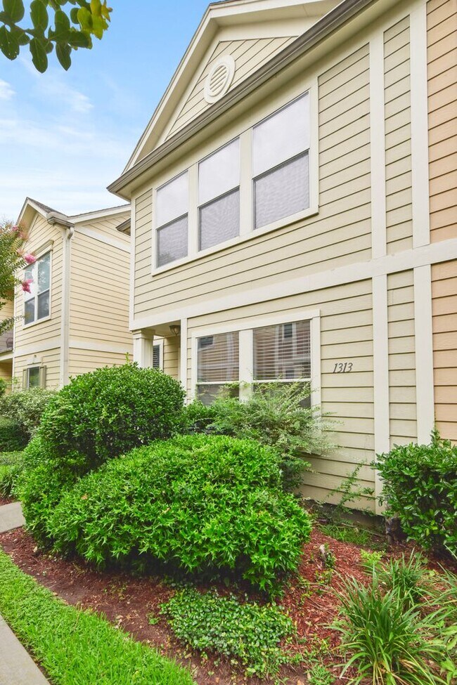 Foto del edificio - Stylish 2-Bed, 2-Bath Home with Unique Ups...