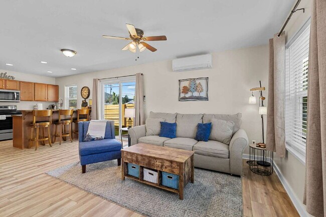 Foto del edificio - Charming & centrally located- Avail October 1st thru May 31st.