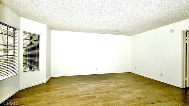 Building Photo - 2600 Huntington Dr