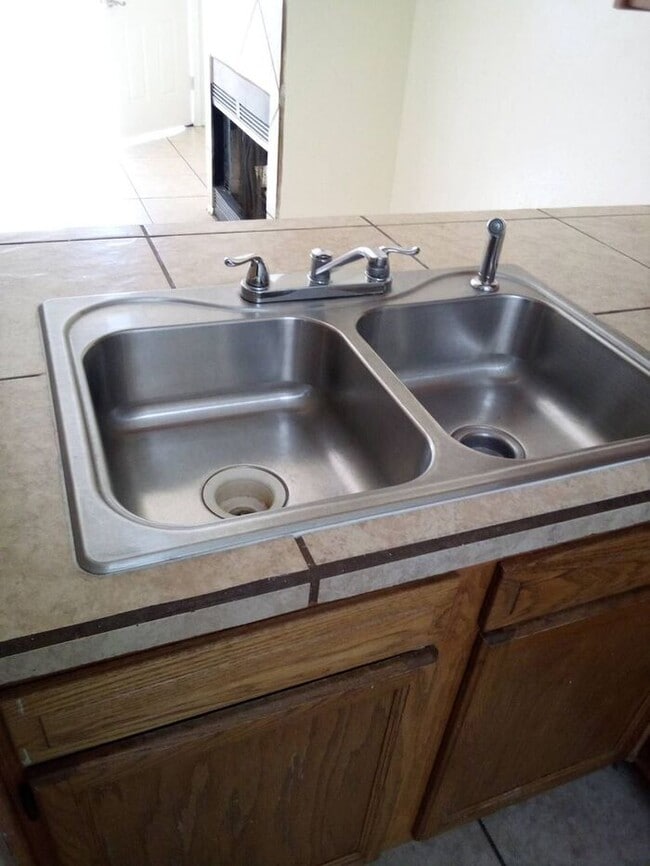 Building Photo - Nice 2 bedroom - 1 bath in Southside Tucson
