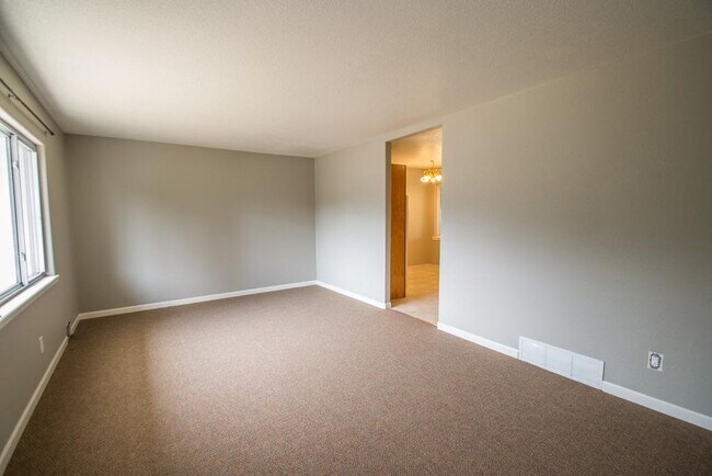 Building Photo - 2887 Moorhead Ave