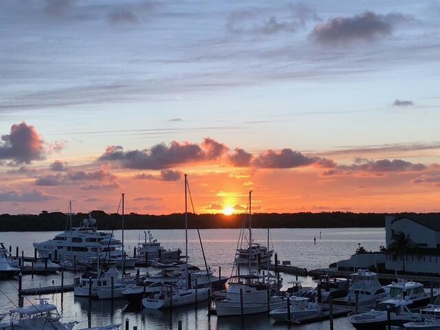 Foto del edificio - 126 Lakeshore Dr