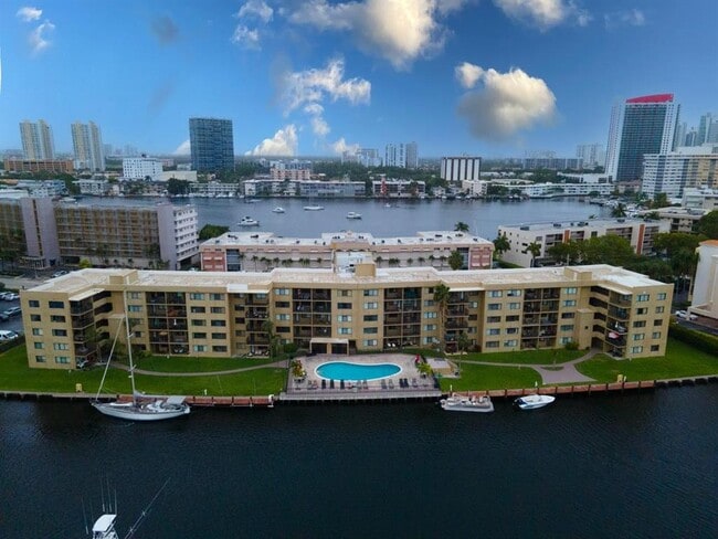 Foto del edificio - 301 Golden Isles Dr